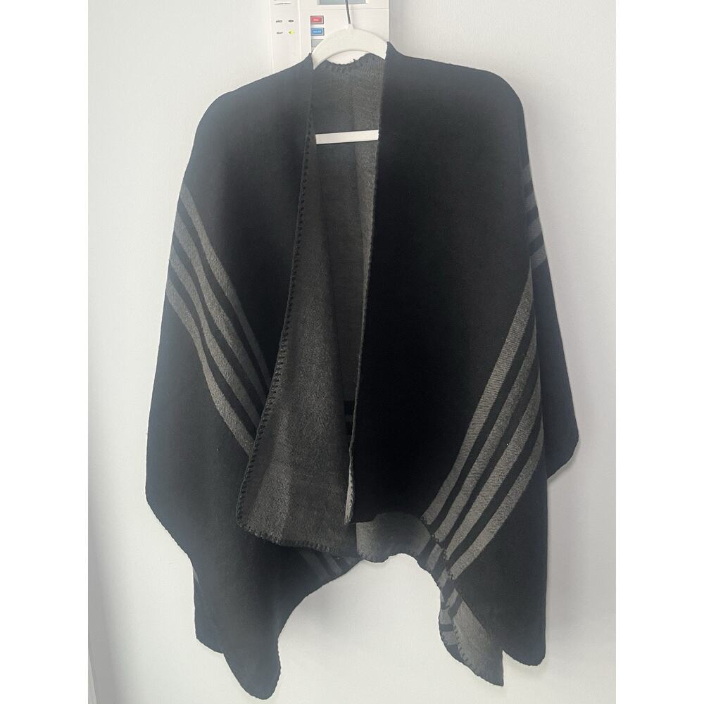 BB Dakota Cape Shawl Sweater Poncho Gray Black Reversible fall winter cozy comfy - Picture 2 of 5
